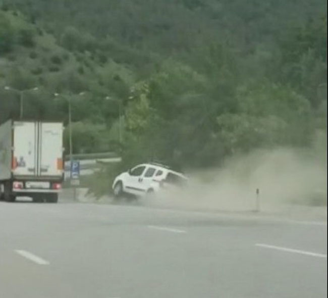 Trafikte yol verme tartışması kamerada