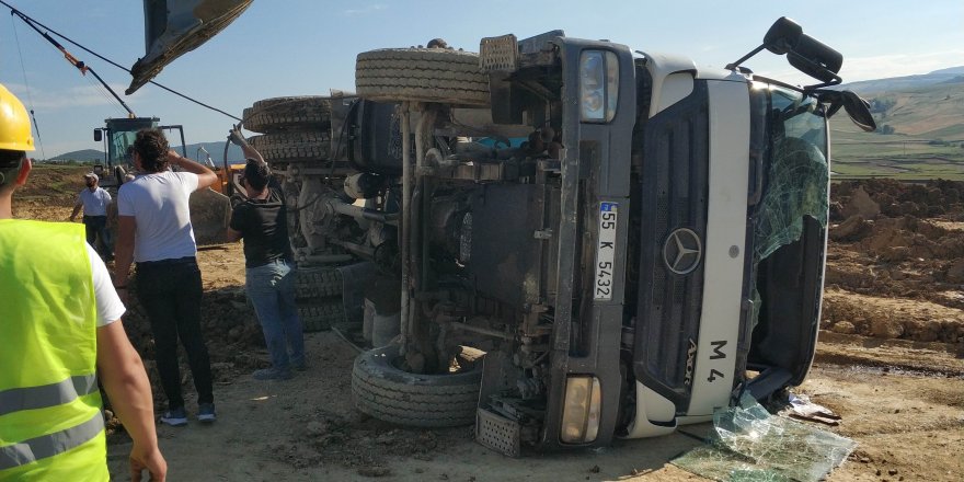 Samsun'da devrilen mikserin sürücüsü ölümden döndü 