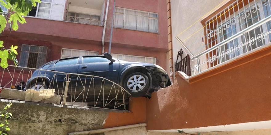 Otomobil apartmana daldı, kadın sürücü aracı bırakıp kaçtı