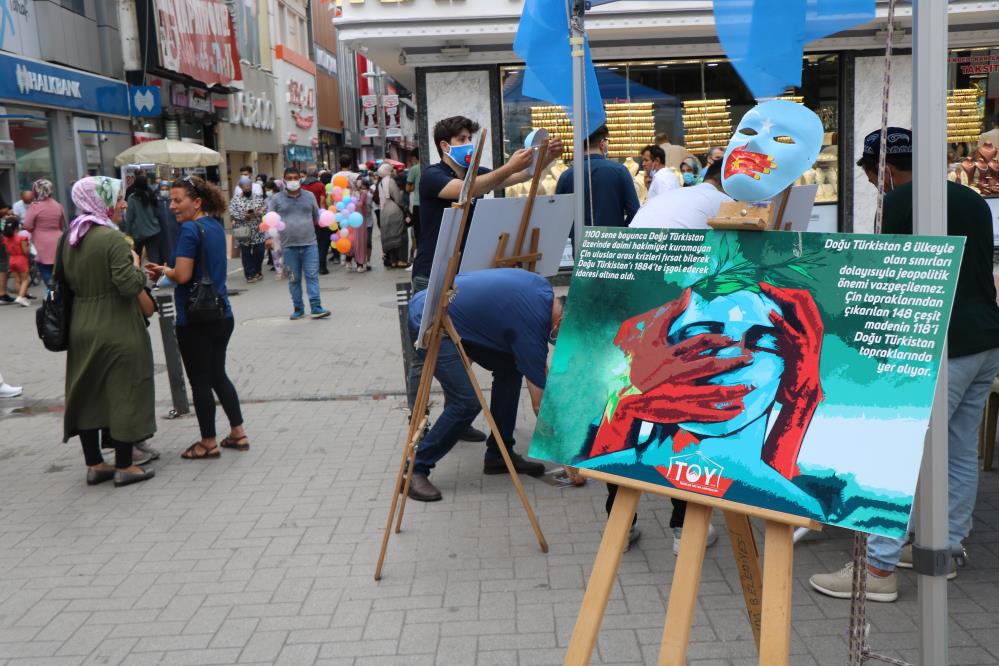 OMÜ’lü doktor adaylarından Uygur Türklerine destek standı