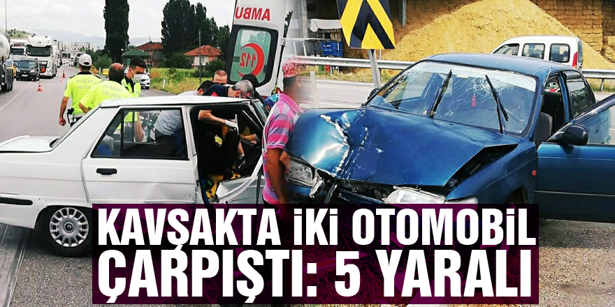 Samsun'da kavşakta iki otomobil çarpıştı: 5 yaralı