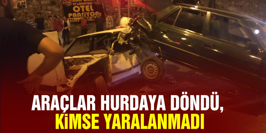 Kazada araçlar hurdaya döndü, kimse yaralanmadı