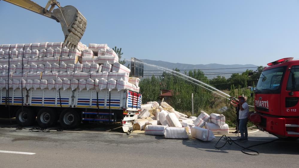 Saman yüklü tırda yangın büyümeden söndürüldü