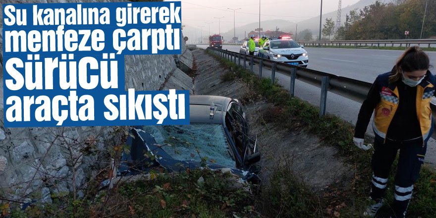 Su kanalına girerek menfeze çarpan otomobilin sürücüsü araçta sıkıştı