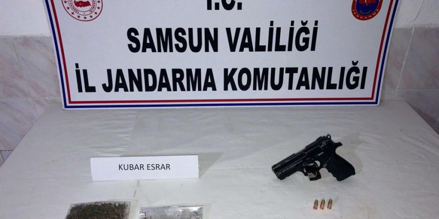 Kubar esrar ve ruhsatsız silahla yakalandı