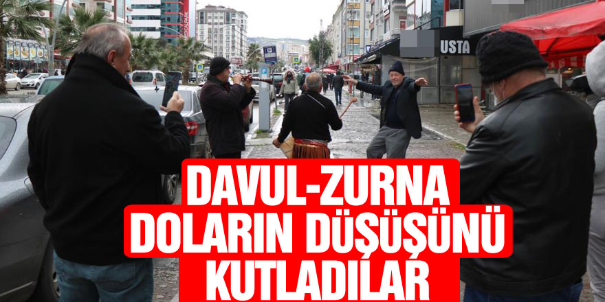 Davul-zurna tutup göbek atarak doların düşmesini kutladı, çevredekiler düğün sandı