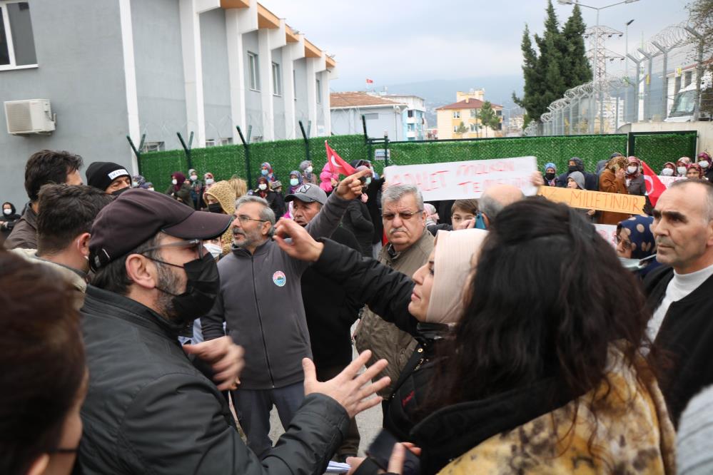 Mahalleli yol kapattı, polis "Suç işlemeyin" diye uyardı