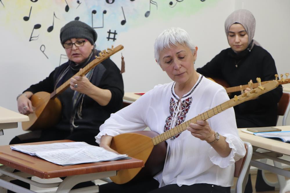 Bu kursta 7'den 70'e herkes bağlama öğreniyor