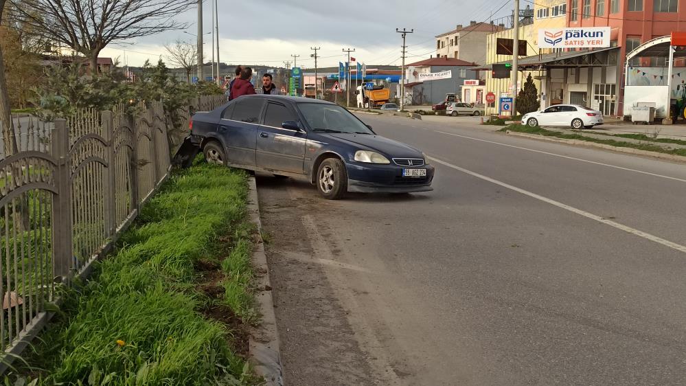 Tıra çarpan otomobil sürücüsü yaralandı