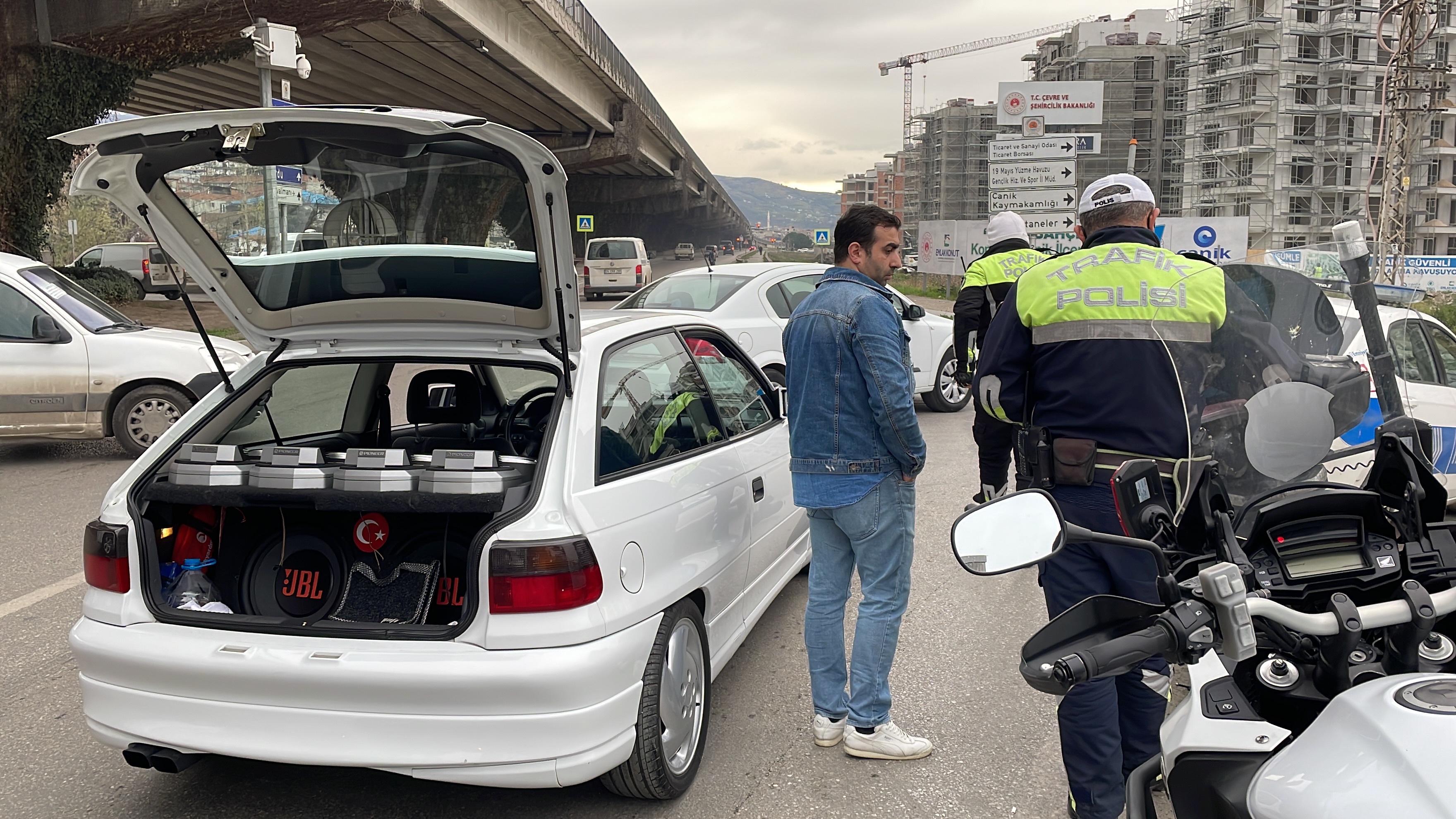 Samsun'da "modifiye araç" denetiminde 14 sürücüye para cezası verildi