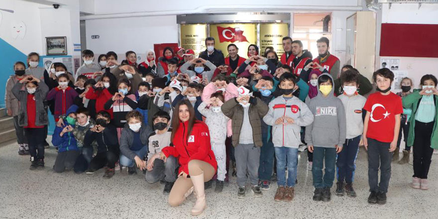 Samsun’da yürek ısıtan destek: 600 test kitabını okula bağışladılar