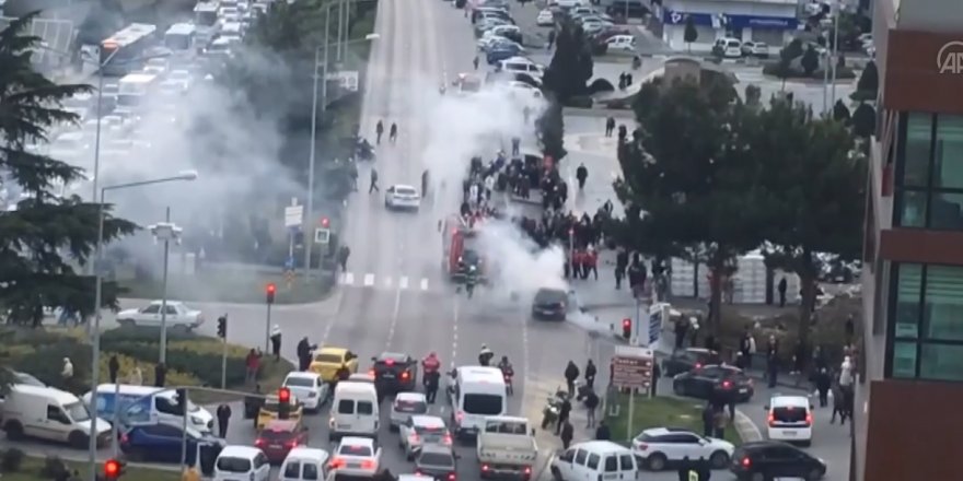 Samsun'da seyir halindeyken yangın çıkan otomobil kullanılamaz hale geldi