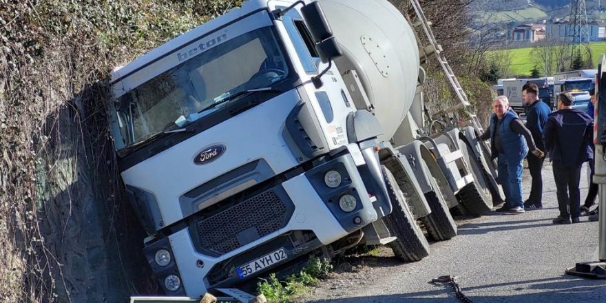 Samsun'da beton mikseri yoldan çıktı