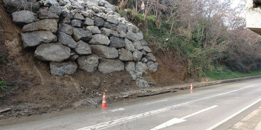 Yamaçta heyelana yol açan yağmur suyuna çözüm bulunacak