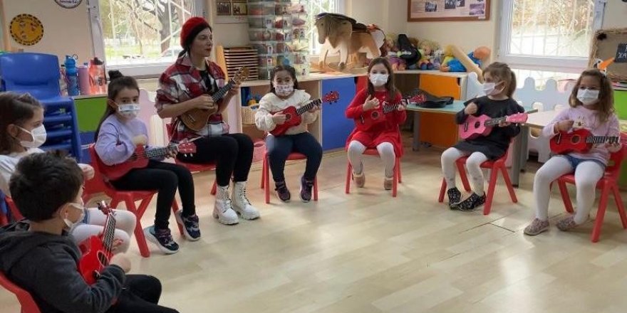 Minikler ukulele öğrenip türküler söylüyor