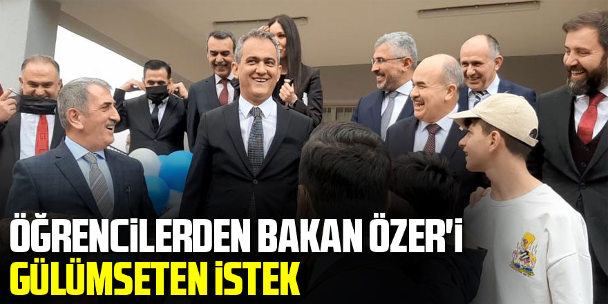 Öğrencilerden Bakan Özer'i gülümseten istek: “Müzikten bırakıyorlar, sınıfta kalma olmasın"