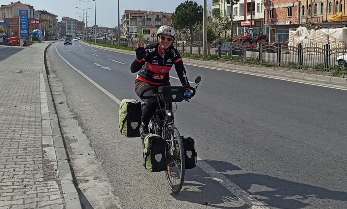 İngiliz kadın gezgin bisikletle dünya turunda