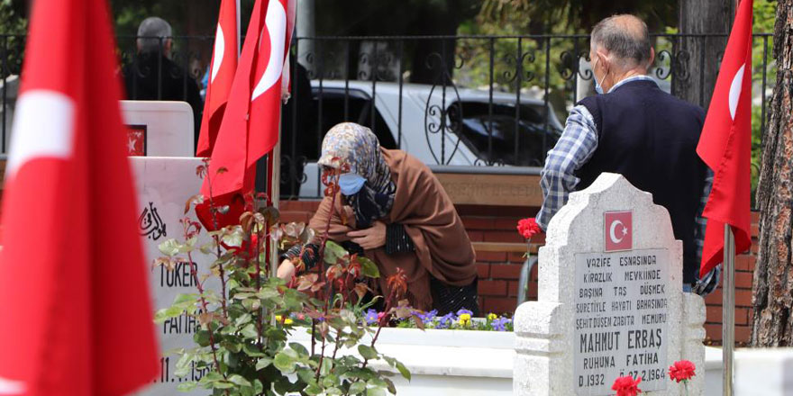 Şehitlikte buruk bayram