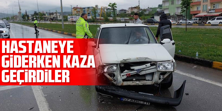 Hastaneye giderken kaza geçirdiler