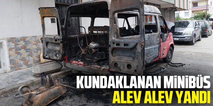 Kundaklanan minibüs alev alev yandı