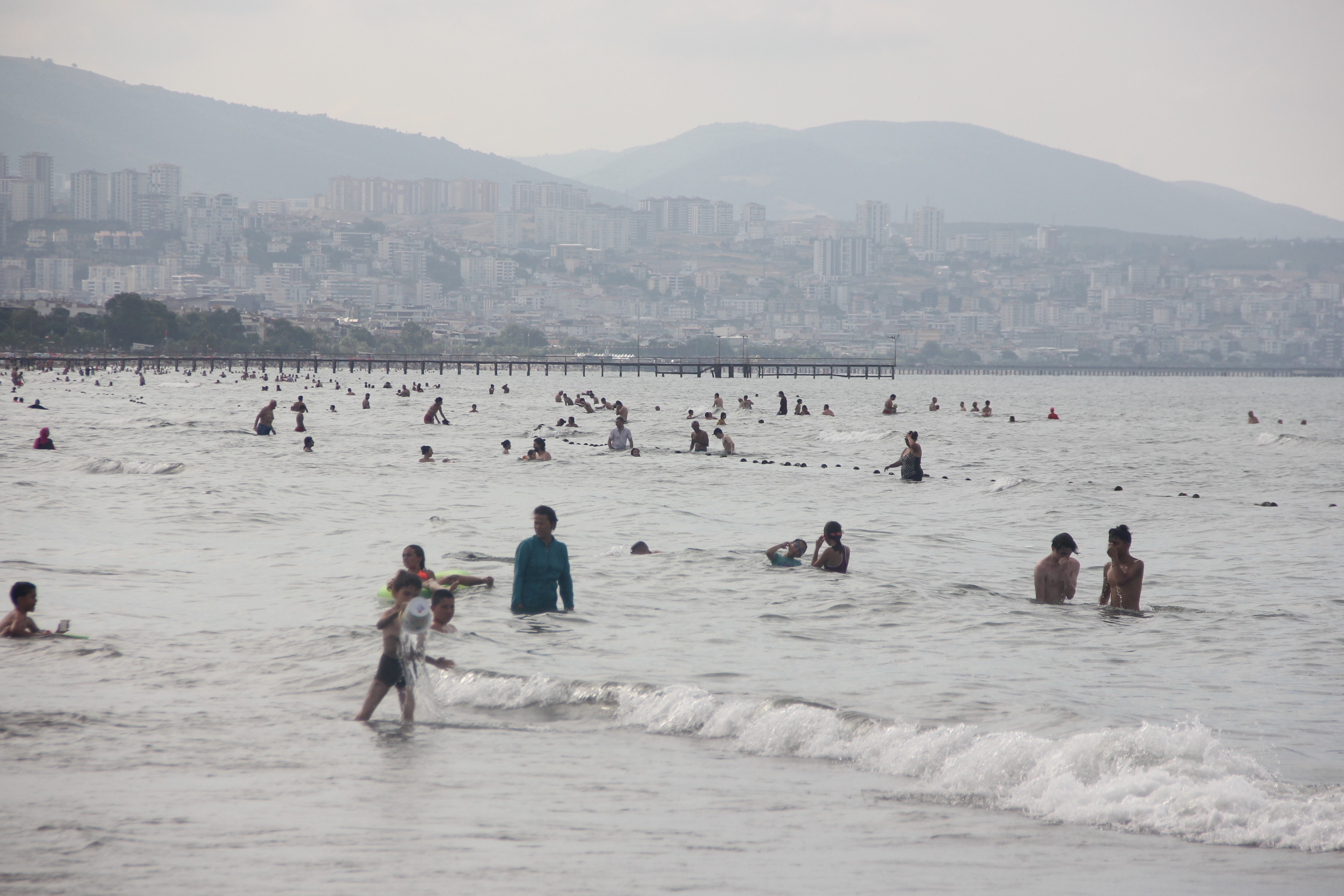 Sıcaktan bunalan vatandaşlar sahillere akın etti