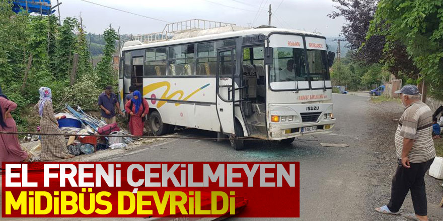 El freni çekilmeyen midibüs devrildi