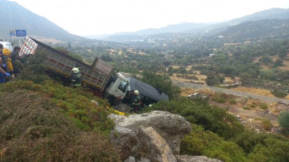 Sanatçı İbrahim Tatlıses, Bodrum'da geçirdiği trafik kazasında araçta sıkıştı