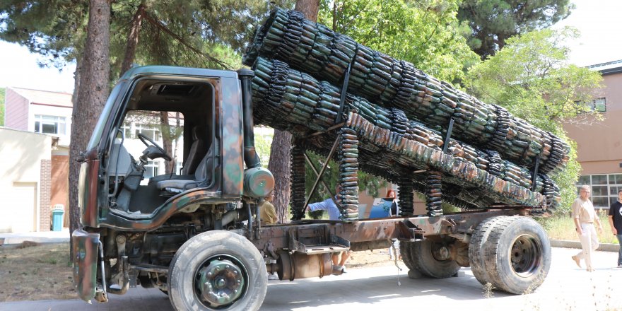 Atık malzeme ve hurda kamyondan ‘mobil askeri füze rampası’ yaptılar