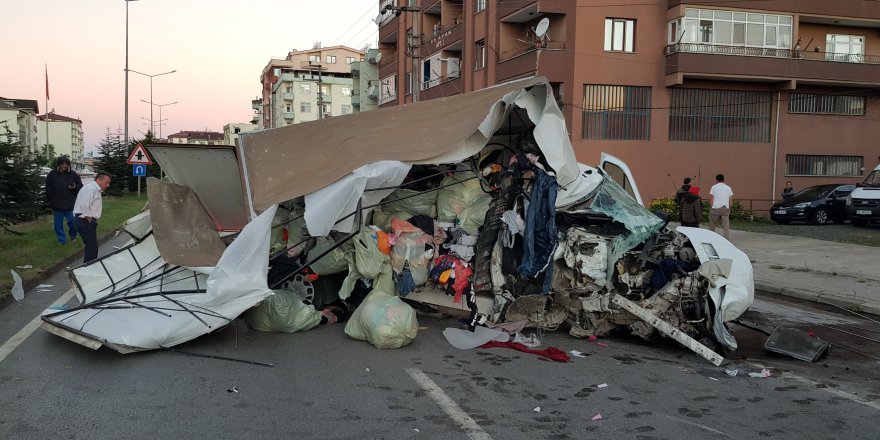 Elektrik direğine çarpan kamyonet hurdaya döndü: 1 ölü, 1 yaralı