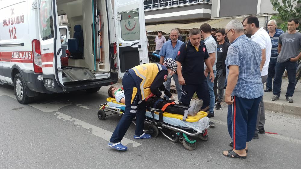 Yaya geçidinden geçen motosiklete hafif ticari araç çarptı: 1 yaralı