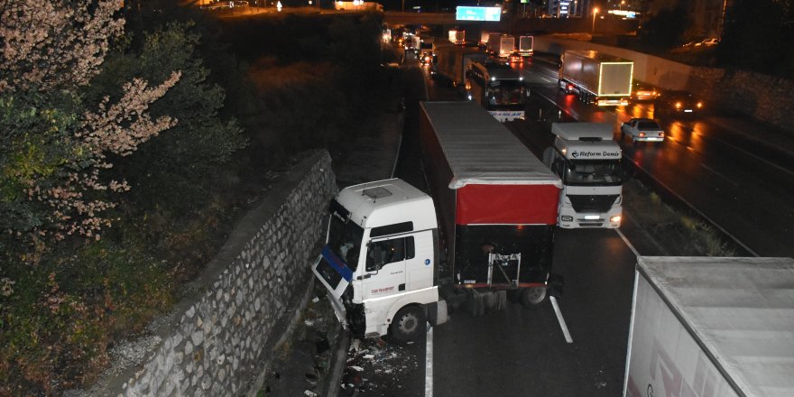 Tosya'da 6 tırın karıştığı zincirleme kaza: 1 yaralı