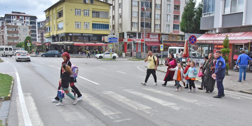 Tekkeköy’de zabıta okul önlerinde, çocuklar güvende