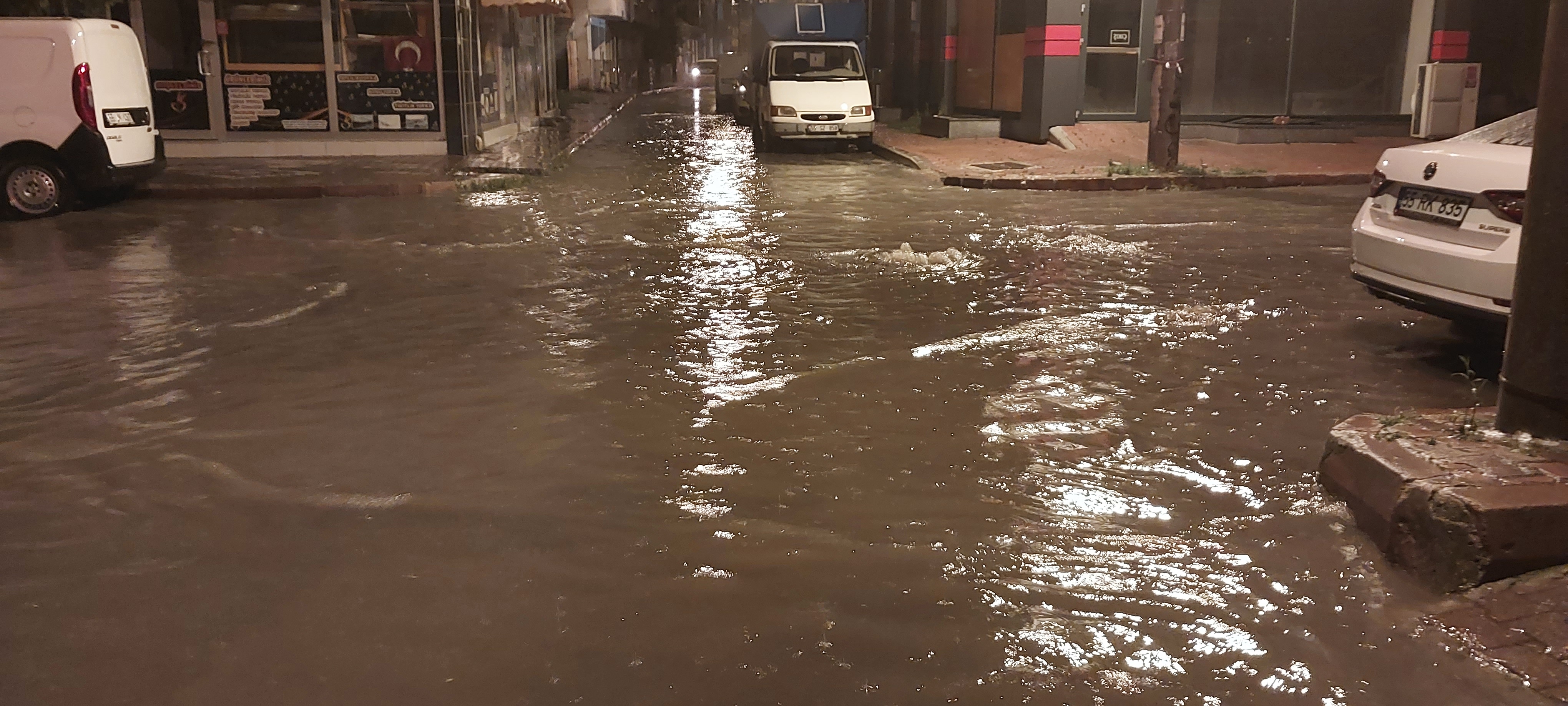 Samsun'un Bafra ilçesinde sağanak hayatı olumsuz etkiledi