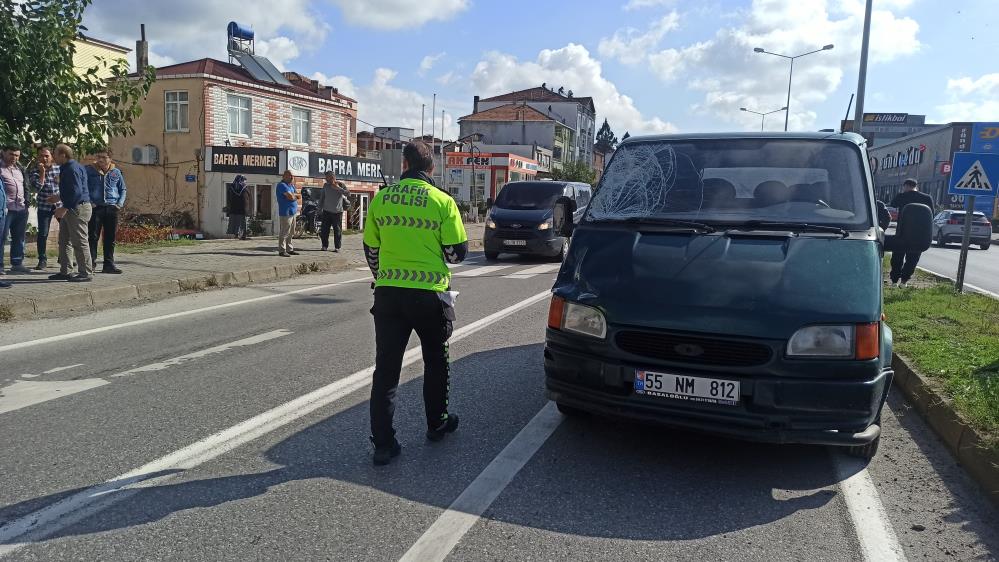 Yaya geçidinde minibüsün çarptığı bisikletli ağır yaralandı