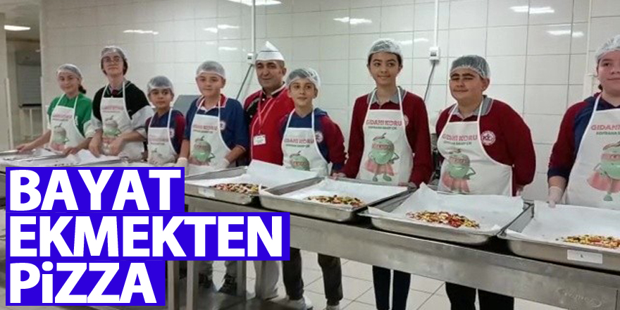 Öğrenciler gıda israfına dikkat çekmek için bayat ekmekten pizza yaptı