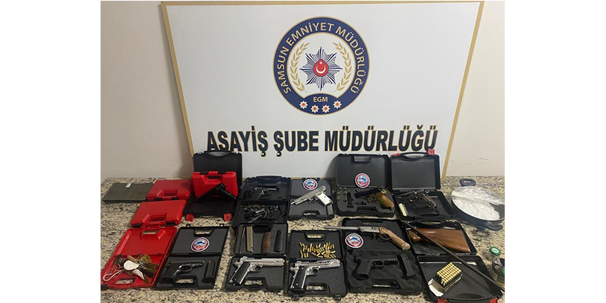 Samsun'da bir araçta 10 silah bulundu, 4 zanlı yakalandı