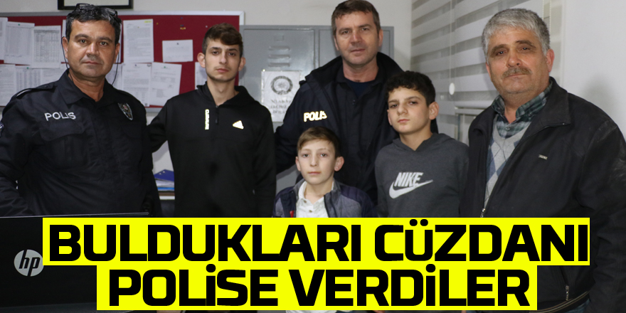 Cami şadırvanında buldukları cüzdanı polise verdiler