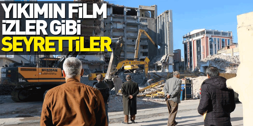 İş merkezinin yıkımını film izler gibi seyrettiler