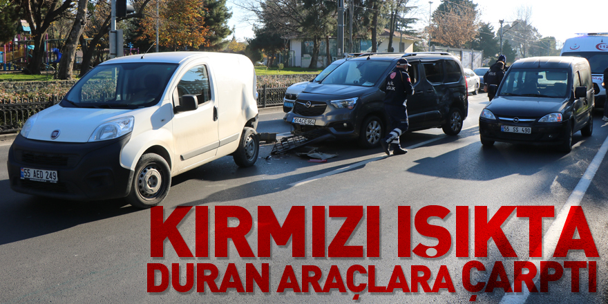 Hafif ticari araç kırmızı ışıkta duran araçlara çarptı: 1 yaralı