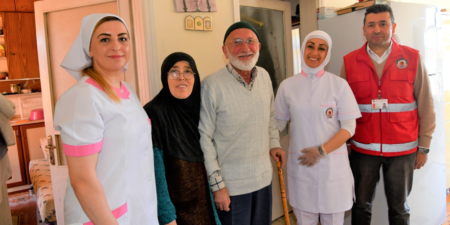 Samsun'da belediye ekipleri bakıma muhtaç insanların evlerini temizliyor, yemeklerini yapıyor