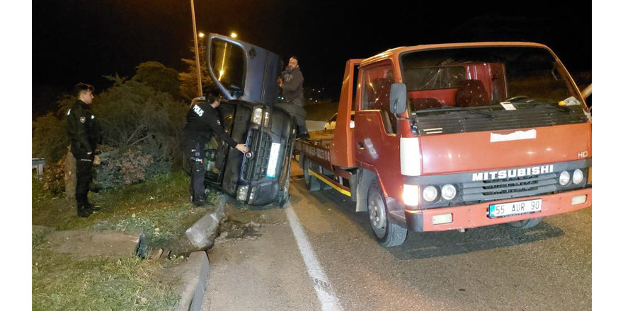 Samsun'da hafif ticari araç devrildi: 1 yaralı