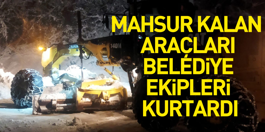 Mahsur kalan araçları belediye ekipleri kurtardı