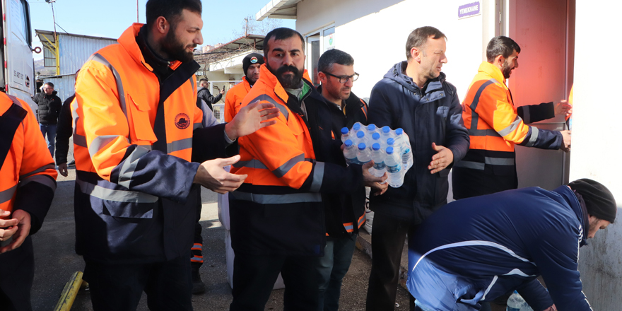 Temizlik personellerinden depremzedelere yürek ısıtan yardım