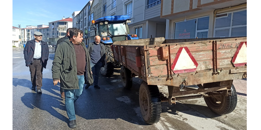 Yanlışlıkla aldığı traktör römorkunu geri getirdi