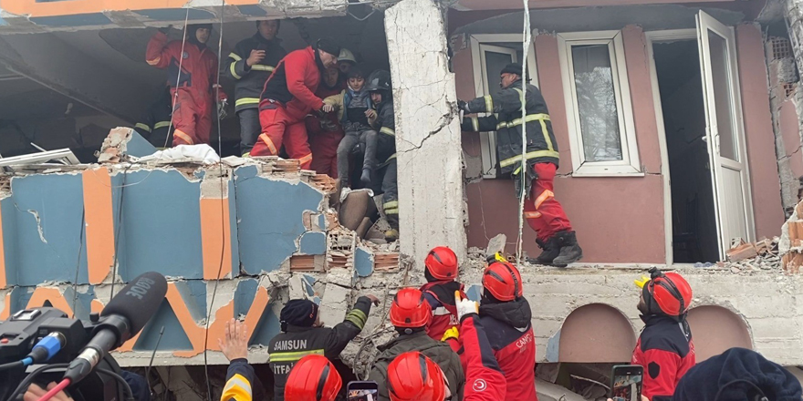 10 yaşındaki Mustafa’yı enkazdan çıkartan ekip, o anları anlattı