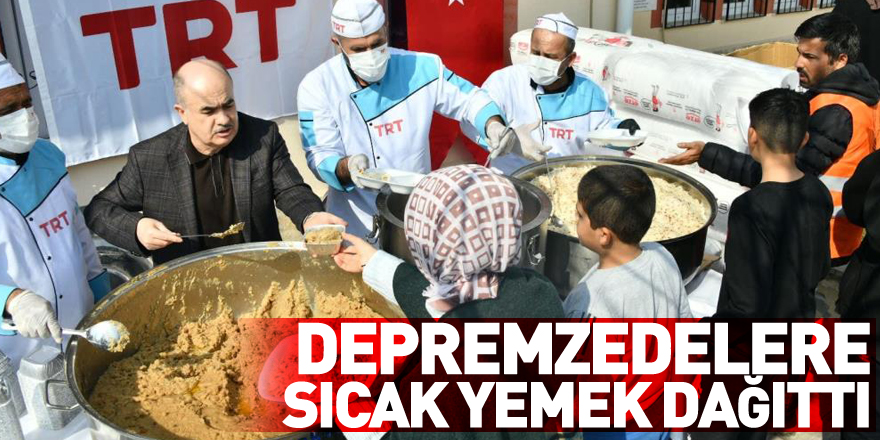 Vali Dağlı, depremzedelere sıcak yemek dağıttı