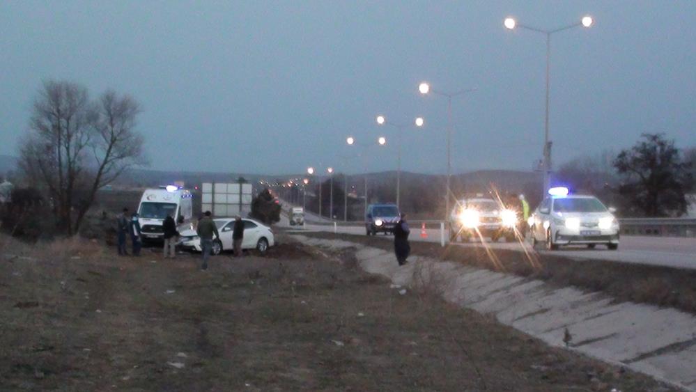 Seyir halindeki tıra çarpan otomobil yan yola savruldu: 1'i çocuk 3 yaralı