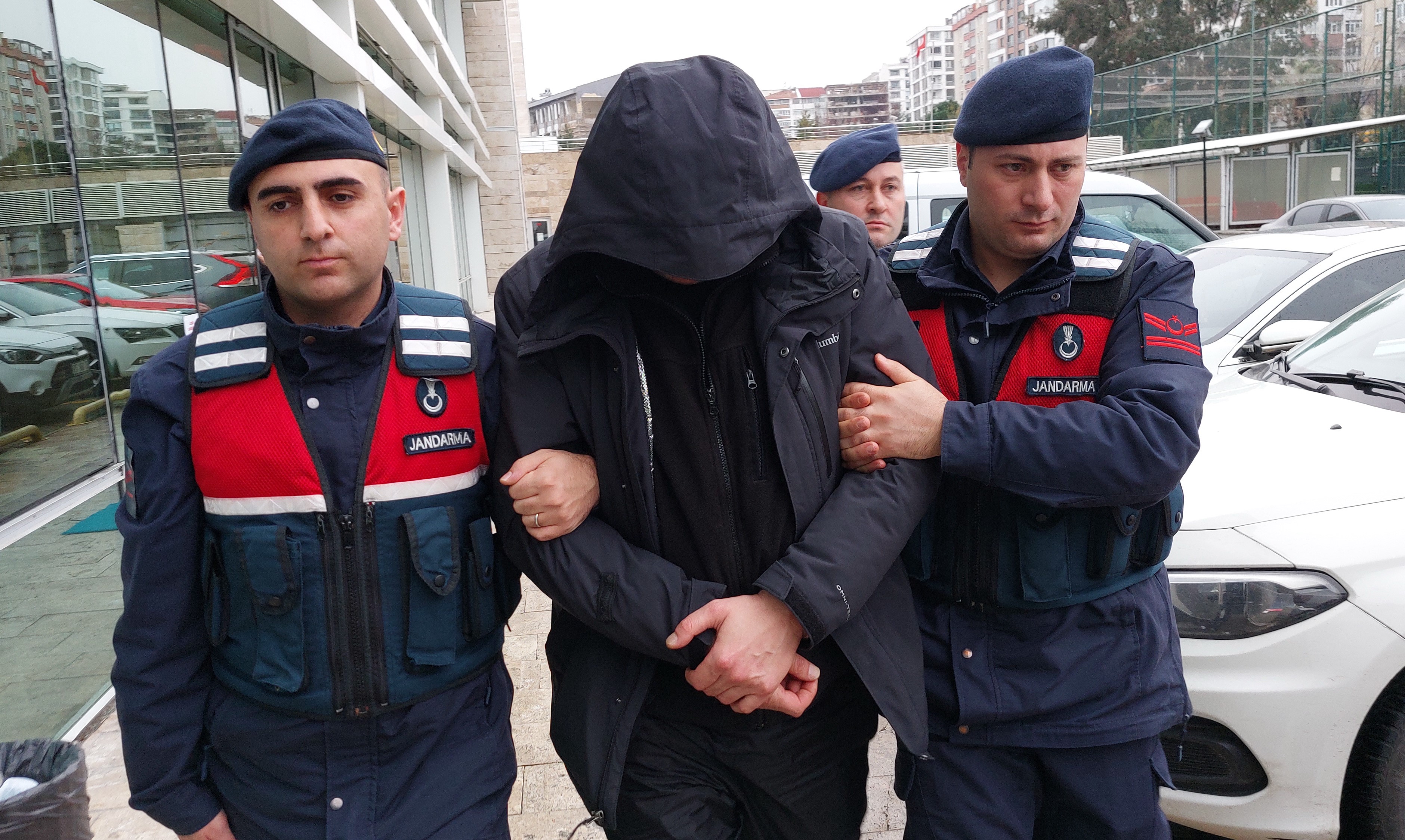 Samsun'da arasında suikast silahının da bulunduğu çok sayıda silahla yakalanan şahıs tutuklandı