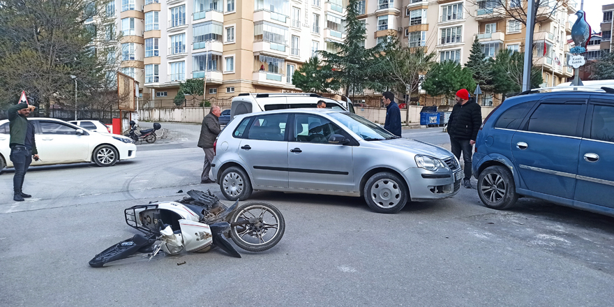 Otomobilin çarptığı motosiklet sürücüsü yaralandı