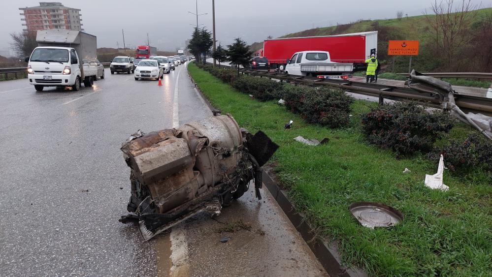 Samsun'da bariyeri parçalayan tırın motoru karşı şeride fırladı: 1 yaralı